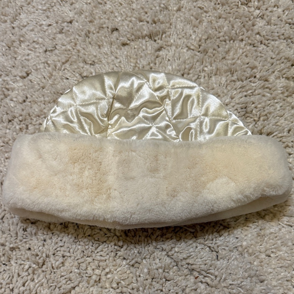 New Brookstone cream tufted women’s hat one size warm